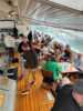 Mennesker ute på båtdekk